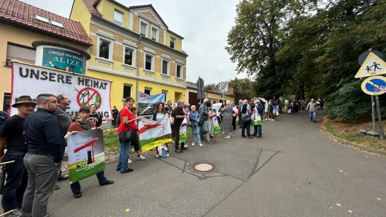 Groß-Demo in Borna vor Kreistagssitzung Leipziger Land am 10. September 2025