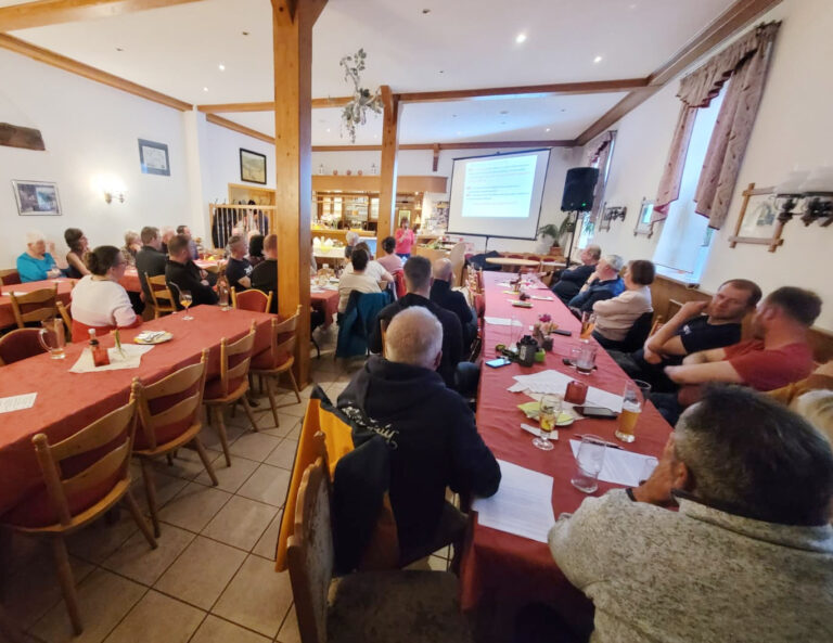 Die 2. Info-Veranstaltung der Bürgerinitiative Gegenwind Frauendorf am 24. April 2026 in der Hermsdorfer Mühle in Frauendorf zeigte wieder großes Interesse zum Thema Windparks. Zahlreiche Bürger aus Frauendorf und den Ortsteilen der Stadt Frohburg kamen zusammen, um sich über die aktuellen Windkraftplanungen zu informieren und ihre ablehnende Haltung zu bekräftigen.