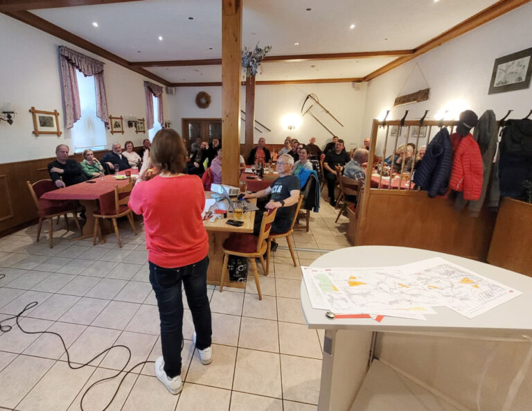 Die 2. Info-Veranstaltung der Bürgerinitiative Gegenwind Frauendorf am 24. April 2026 in der Hermsdorfer Mühle in Frauendorf zeigte wieder großes Interesse zum Thema Windparks. Zahlreiche Bürger aus Frauendorf und den Ortsteilen der Stadt Frohburg kamen zusammen, um sich über die aktuellen Windkraftplanungen zu informieren und ihre ablehnende Haltung zu bekräftigen.