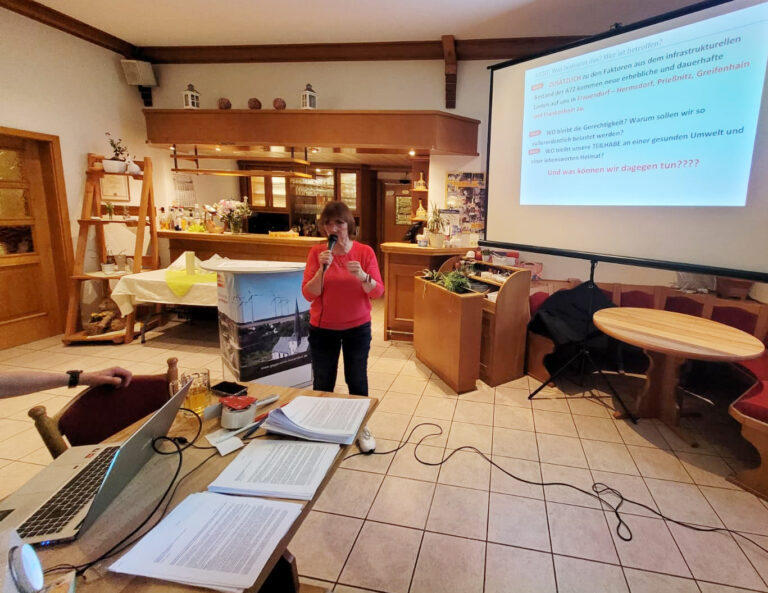 Die 2. Info-Veranstaltung der Bürgerinitiative Gegenwind Frauendorf am 24. April 2026 in der Hermsdorfer Mühle in Frauendorf zeigte wieder großes Interesse zum Thema Windparks. Zahlreiche Bürger aus Frauendorf und den Ortsteilen der Stadt Frohburg kamen zusammen, um sich über die aktuellen Windkraftplanungen zu informieren und ihre ablehnende Haltung zu bekräftigen.